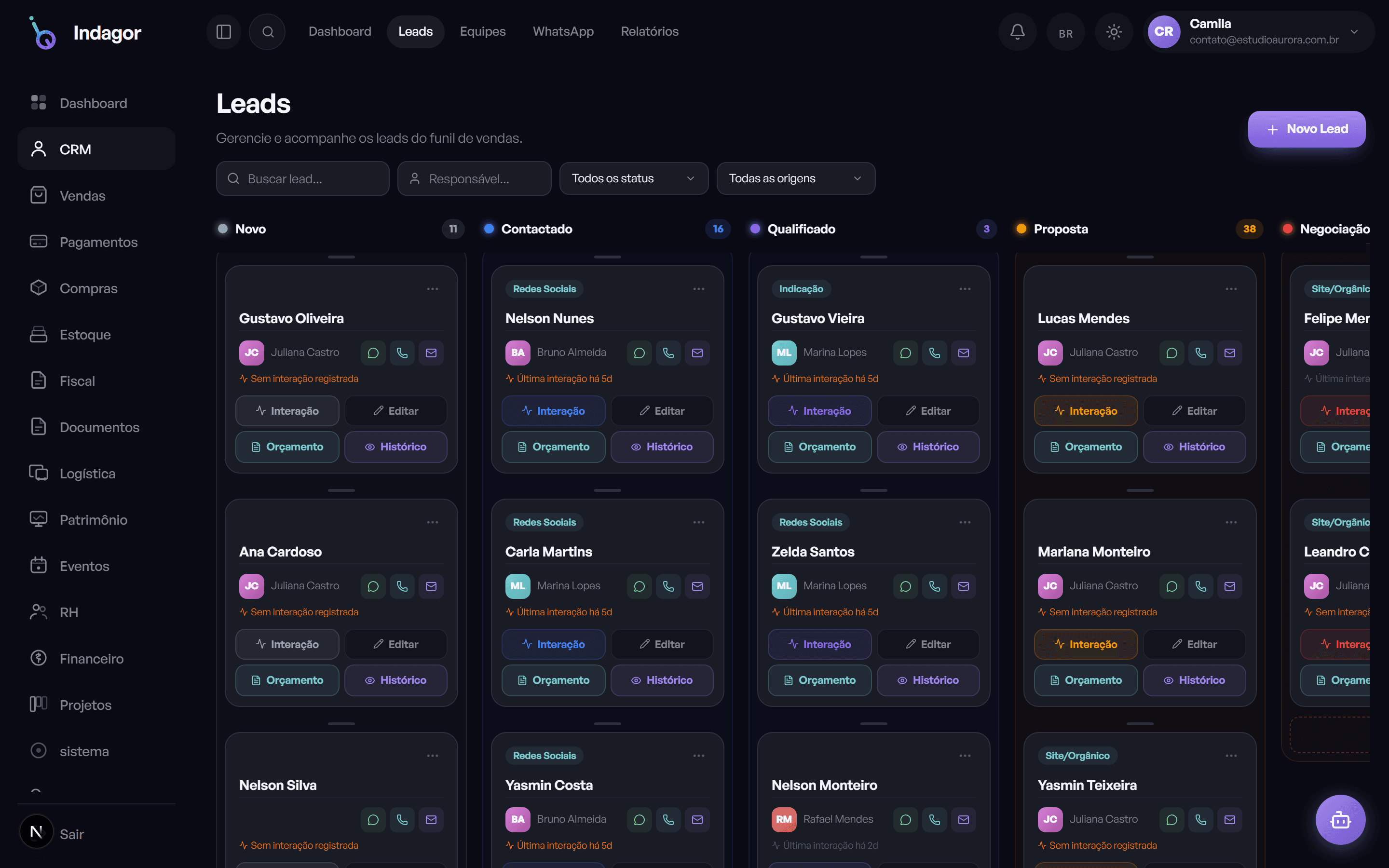 Tela do CRM mostrando o Kanban de leads com colunas Novo, Contactado, Qualificado, Proposta, Negociação e Fechado, com cards de leads